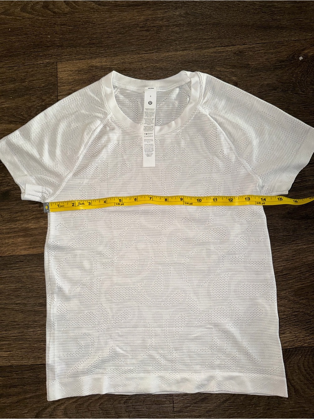 Lululemon Swiftly Tech Short Sleeve waist Length  Paisley
White Tee Women’s 4 - Picture 13 of 13